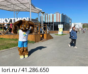 Ростовая кукла "Мамонтенок" рядом с павильоном Республики Саха-Якутия на выставке "Улица Дальнего Востока" на набережной ДВФУ в 2023 году. Редакционное фото, фотограф Овчинникова Ирина / Фотобанк Лори