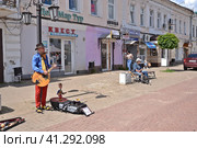 Уличные музыканты на пешеходной улице Калуги (2023 год). Редакционное фото, фотограф Лариса Вишневская / Фотобанк Лори