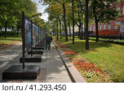 Moscow, Russia, July 11, 2023:   Billboards of  Photo exhibition dedicated to the Russian Economic University named after Georgy Plekhanov on  green Nikitsky Boulevard in city center. Редакционное фото, фотограф Алексей Антипов / Фотобанк Лори