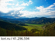 Вид на долину с перевала Чике-Таман. Горный Алтай. (2023 год). Стоковое фото, фотограф Макаров Алексей / Фотобанк Лори