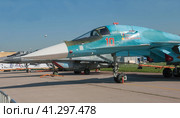 Российский многофункциональный истребитель-бомбардировщик Сухой Су-34 Fullback с собственным именем Олег Пешков на авиасалоне МАКС в Жуковском, Россия, фрагмент слева (2019 год). Редакционное фото, фотограф Малышев Андрей / Фотобанк Лори