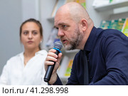 Писатель, радиоведущий и популяризатор космонавтики Дмитрий Конаныхин на книжной ярмарке "Волжская волна", Саратов (2023 год). Редакционное фото, фотограф 1Andrey Милкин / Фотобанк Лори