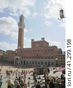 Италия. Сиена. Пьяцца-дель-Кампо (Piazza del Campo) и Палаццо Публико (Palazzo Pubblico) (2017 год). Редакционное фото, фотограф Ларионов Михаил / Фотобанк Лори