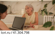 Elderly woman meeting financial advisor for investment at home. Стоковое видео, видеограф Яков Филимонов / Фотобанк Лори