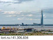 Строения Морского пассажирского порта и комплекс сооружений «Лахта Центра» на заднем плане. Санкт-Петербург (2023 год). Редакционное фото, фотограф Румянцева Наталия / Фотобанк Лори