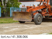 Grader on a dirt gravel road. Street repair by adding rubble. (2018 год). Редакционное фото, фотограф Леонид Еремейчук / Фотобанк Лори