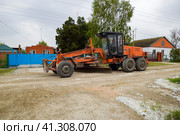Grader on a dirt gravel road. Street repair by adding rubble. (2018 год). Редакционное фото, фотограф Леонид Еремейчук / Фотобанк Лори