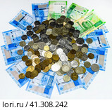 Russian banknotes and coins. A handful of coins on new Russian banknotes in denominations of 2000 and 200 rubles. Стоковое фото, фотограф Леонид Еремейчук / Фотобанк Лори