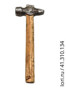 An old scratched and worn hammer on a wooden handle isolated on white background. Старый поцарапанный и изношенный молоток на деревянной ручке, выделенный на белом фоне. Стоковое фото, фотограф Дмитрий Березнев / Фотобанк Лори