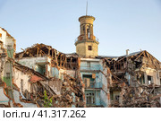 Старый разрушенный дом крупным планом (2023 год). Стоковое фото, фотограф Анна Карасева / Фотобанк Лори