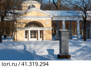 Павильон "Вольер" (Птичник) 1872г. Павловск, Санкт-Петербург (2019 год). Редакционное фото, фотограф Александр Щепин / Фотобанк Лори
