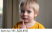 Boy with finger on lips. Child saying hush, gesturing for quiet. Kid doing silence gesture. Shh. Стоковое видео, видеограф Марина Демидюк / Фотобанк Лори
