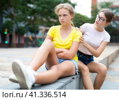 Girl asks girlfriend for forgiveness. Girl is unhappy upset there is no reluctance to talk. Стоковое фото, фотограф Яков Филимонов / Фотобанк Лори