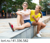 Girl begging offended girlfriend to remain friends after quarrel. Стоковое фото, фотограф Яков Филимонов / Фотобанк Лори