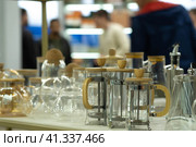 Полка со стеклянными чайниками и френч прессами на выставке HouseHold Expo-2023. Редакционное фото, фотограф Сайганов Александр / Фотобанк Лори