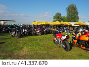 Sremska Mitrovica, Serbia, 04.29.23 Gathering or meeting of motorcyclists and bikers at a festival. People in leather clothes walk next to motorcycles. A motorcycle club. Bikerism as a subculture. Редакционное фото, фотограф Юлия Петровская / Фотобанк Лори