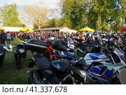 Sremska Mitrovica, Serbia, 04.29.23 Gathering or meeting of motorcyclists and bikers at a festival. People in leather clothes walk next to motorcycles. A motorcycle club. Bikerism as a subculture. Редакционное фото, фотограф Юлия Петровская / Фотобанк Лори