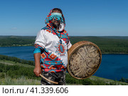 Шаман с бубном, проводит обряд с духами природы. (2022 год). Редакционное фото, фотограф Андрей Дегтярёв / Фотобанк Лори