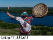 Шаман с бубном, проводит обряд с духами природы. (2022 год). Редакционное фото, фотограф Андрей Дегтярёв / Фотобанк Лори