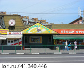 Табачная лавка. Фастфудная сеть "Стардог!s". Фрязевская улица, 1, строение 1. Район Новогиреево. Город Москва (2014 год). Редакционное фото, фотограф lana1501 / Фотобанк Лори