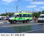 Маршрутное акси на остановке "Метро "Выхино". Улица Красный Казанец. Район Вешняки. Город Москва (2014 год). Редакционное фото, фотограф lana1501 / Фотобанк Лори