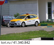 Автомобиль с надписью "Мостакси". Саранская улица. Район Выхино-Жулебино. Город Москва (2014 год). Редакционное фото, фотограф lana1501 / Фотобанк Лори