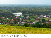 Село Сростки, родина В.М. Шукшина. Вид с холма на село у реки Катуни. Алтайский край, Бийский район, Юг Западной Сибири,Россия. (2023 год). Стоковое фото, фотограф Евгений Мухортов / Фотобанк Лори