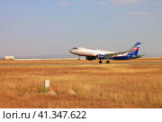 Крым, самолёт, взлёт, лётное поле (2019 год). Редакционное фото, фотограф Андрей Макаренко / Фотобанк Лори