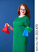 The stylist shows shawls of color-typing. Стоковое фото, фотограф Андрей Аркуша / Фотобанк Лори