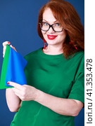 The stylist shows shawls of color-typing. Стоковое фото, фотограф Андрей Аркуша / Фотобанк Лори