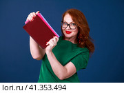The stylist shows shawls of color-typing. Стоковое фото, фотограф Андрей Аркуша / Фотобанк Лори