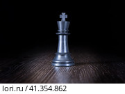 Черная шахматная фигура Король. Освещенная на темном фоне. Стоковое фото, фотограф Роман Сибиряков / Фотобанк Лори