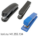 Канцелярские степлеры на белом фоне. Staplers isolated on a white background. Стоковое фото, фотограф Татьяна Д / Фотобанк Лори