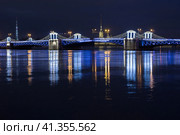Дворцовый мост в Санкт-Петербурге в рождественской иллюминации (2018 год). Редакционное фото, фотограф Роман Сибиряков / Фотобанк Лори
