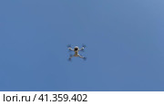 The pilot of the quadcopter controls the quadcopter. Стоковое видео, видеограф Igor Skripachev / Фотобанк Лори