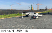 The pilot of the quadcopter controls the quadcopter. Стоковое видео, видеограф Igor Skripachev / Фотобанк Лори