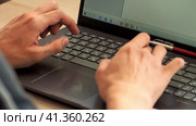 A person works on a laptop, typing text on a laptop. Office work, science and education. High quality FullHD footage еловек работает за ноутбуком, набирая текст на ноутбуке. Офисная работа, наука и образование. Стоковое видео, видеограф Egor Sarantstv / Фотобанк Лори