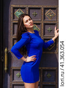 Portrait young beautiful brunette woman in dress posing against the backdrop of an old castle in the Gothic style. Стоковое фото, фотограф Андрей Аркуша / Фотобанк Лори