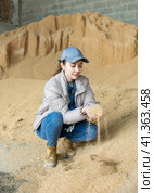 Woman farmer checking quality of soybean husk. Стоковое фото, фотограф Яков Филимонов / Фотобанк Лори