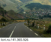 A highway among the green mountains. Mountain landscape. Stepantsminda. Georgia. 06.09.23. Стоковое фото, фотограф Ярославский Максим / Фотобанк Лори