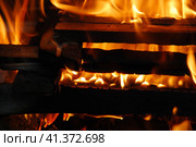 Огонь полыхает между дровами, сложенными друг на друга. Стоковое фото, фотограф Andrew_Swarga / Фотобанк Лори