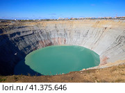 Алмазодобывающий карьер Мир заполненный водой. Стоковое фото, фотограф Байбородин Михаил / Фотобанк Лори