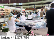 Cosmetologists perform a procedure to rejuvenate facial skin cosmetics Aravia at the festival of beauty Nevskie Berega in St. Petersburg 2012. Редакционное фото, фотограф Анна Кривицкая / Фотобанк Лори