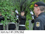 Russian Marines at the cemetery at the grave of the Russian hero Tatashvili on Marine Corps Day. St. Petersburg (2013) Редакционное фото, фотограф Анна Кривицкая / Фотобанк Лори