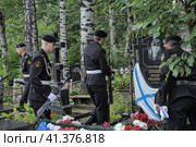 Russian Marines at the cemetery at the grave of the Russian hero Tatashvili on Marine Corps Day. St. Petersburg (2013) Редакционное фото, фотограф Анна Кривицкая / Фотобанк Лори