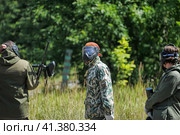 St. Petersburg, RUSSIA 27.07.2013 Open-air paintball tournament at the end of summer in nature, People in camouflage, with paintball guns and masks. Редакционное фото, фотограф Анна Кривицкая / Фотобанк Лори