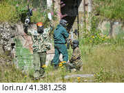 St. Petersburg, RUSSIA 27.07.2013 Open-air paintball tournament at the end of summer in nature, People in camouflage, with paintball guns and masks. Редакционное фото, фотограф Анна Кривицкая / Фотобанк Лори