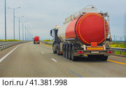 Fuel trucks move along highway. Стоковое фото, фотограф Юрий Бизгаймер / Фотобанк Лори