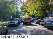 Car moves along the cars parked. Стоковое фото, фотограф Юрий Бизгаймер / Фотобанк Лори