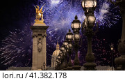 Celebratory colorful fireworks over the Lamp posts on Alexander III Bridge ( 4K, time lapse, with zoom). Paris, France. This arch bridge is one of the most beautiful river crossings in the world (2023 год). Стоковое видео, видеограф Владимир Журавлев / Фотобанк Лори
